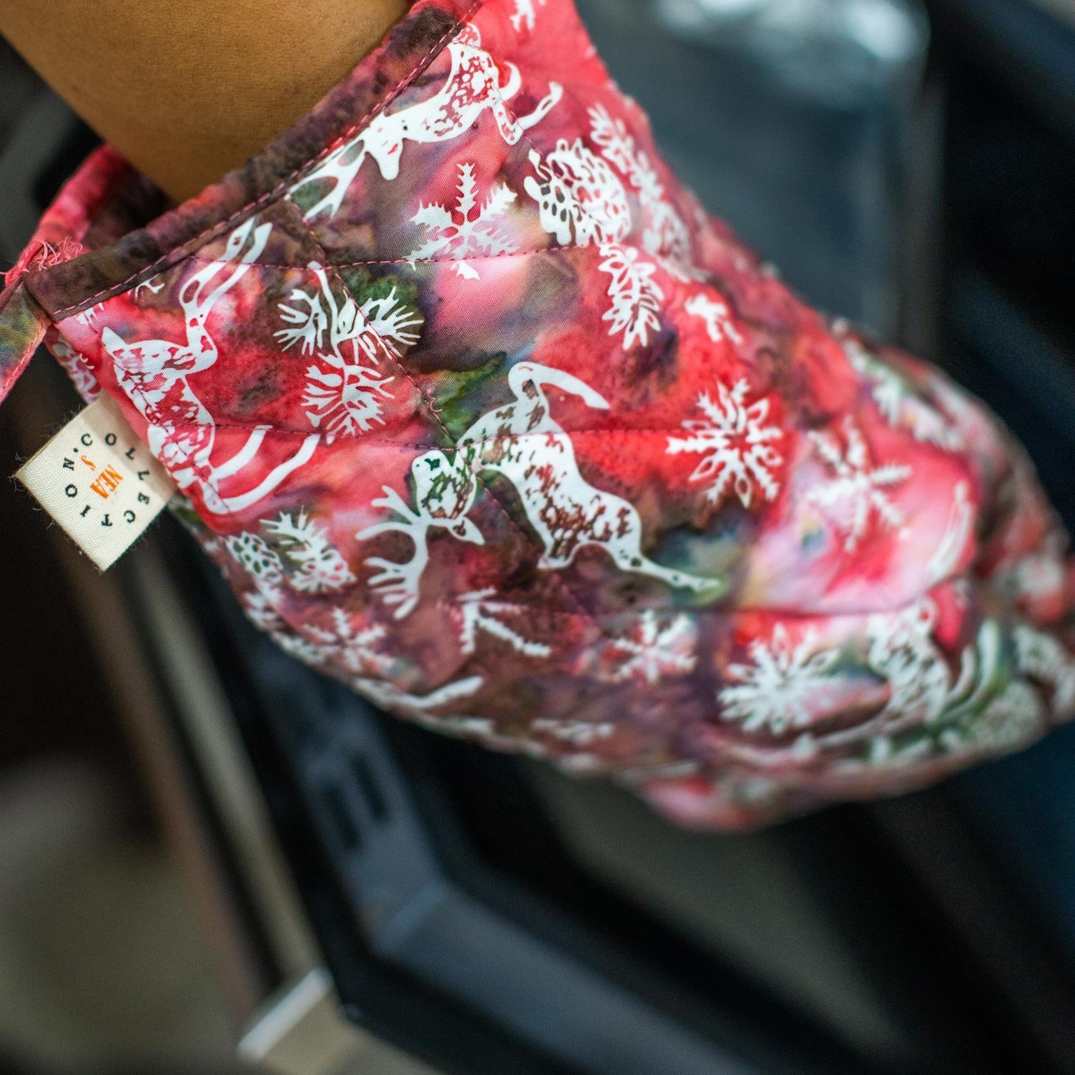 batik_oven_gloves_redxmast2 batik oven gloves